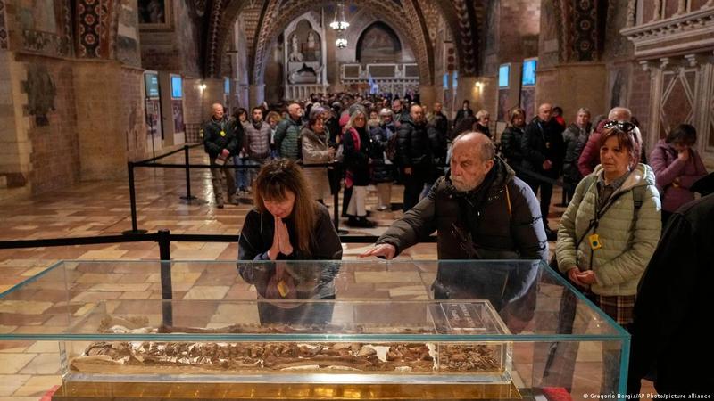 Die Ausstellung der Gebeine des Heiligen Franziskus in Assisi