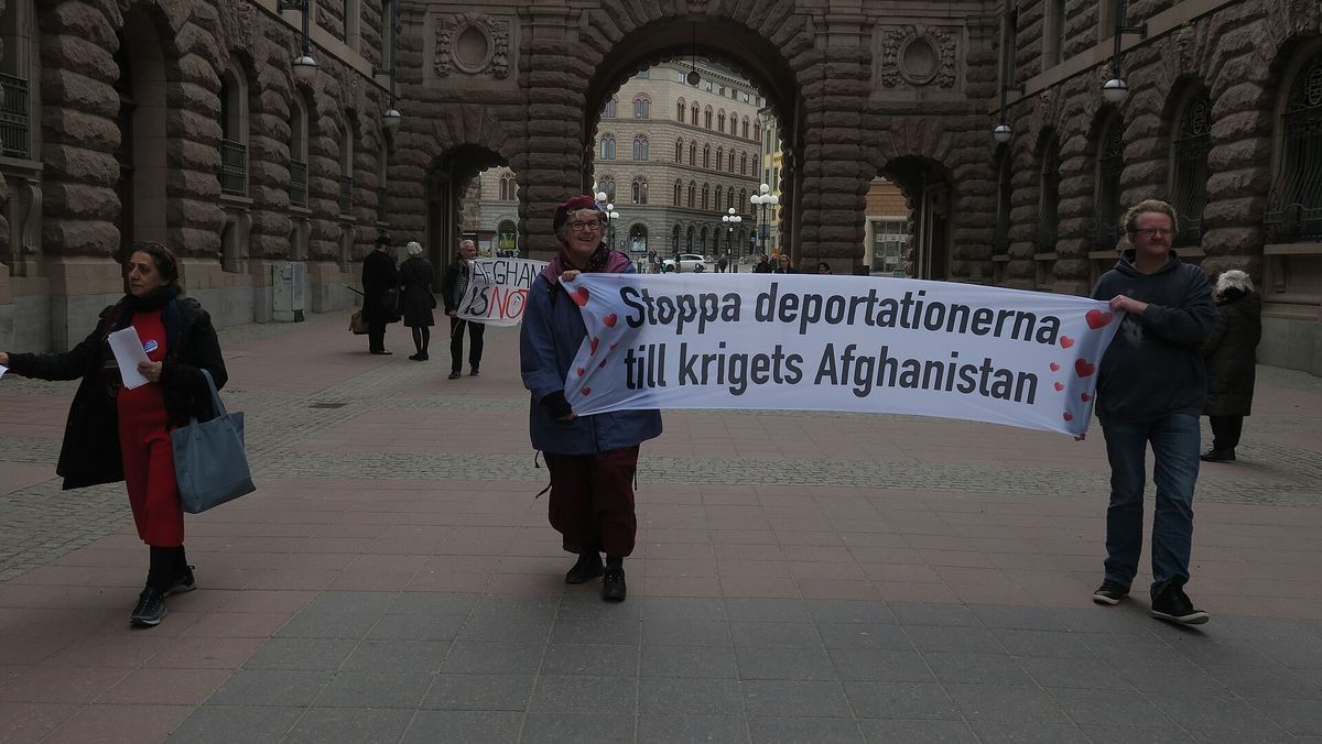 Menschen protestieren gegen Abschiebung nach Afghanistan