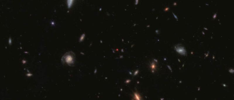 Mysteriöse rote Punkte: Junge Schwarze Löcher im frühen Universum