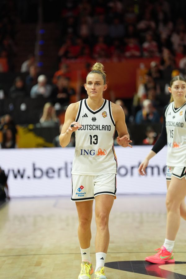 Frauen spielen Basketball in Berlin