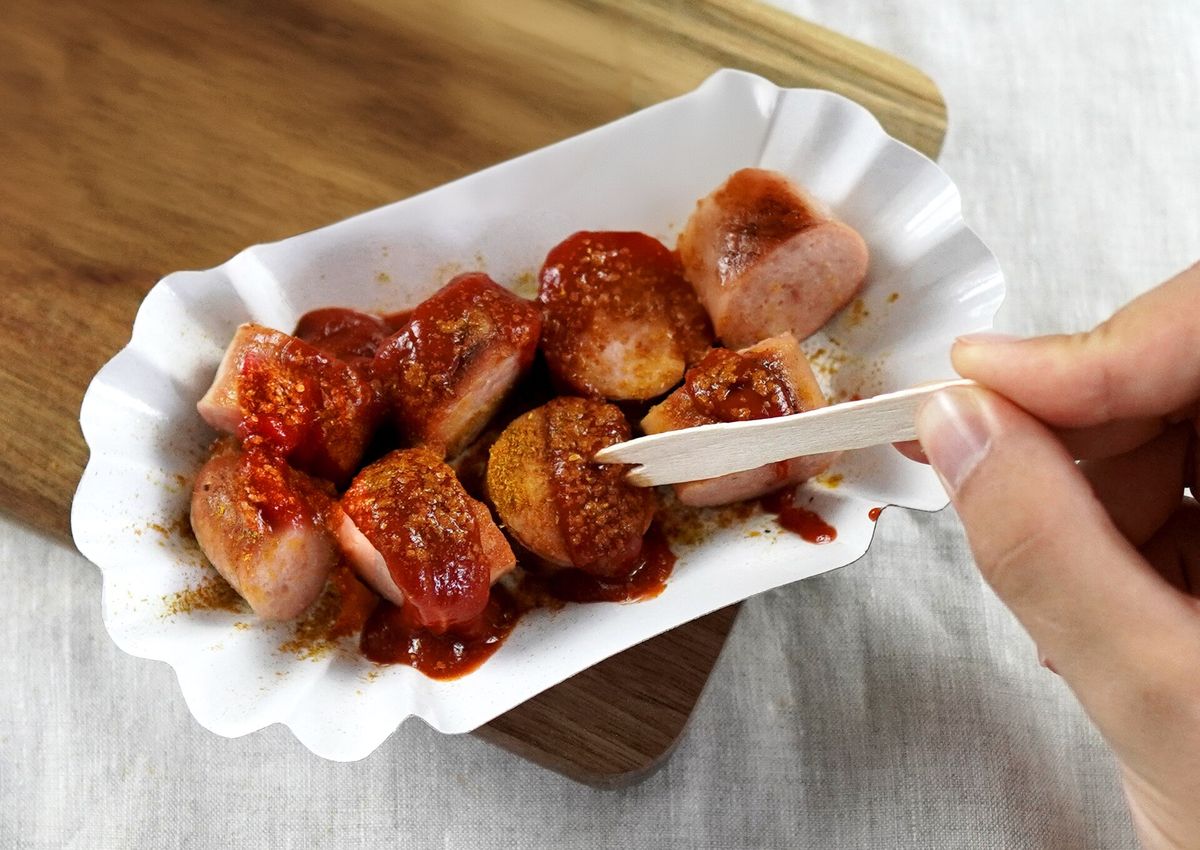 Die Currywurst: Geschichte, Zubereitung und Varianten