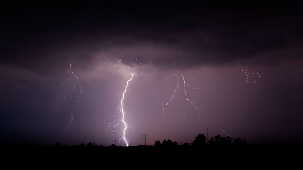Unsichtbare Lichter an Bäumen bei Gewitter