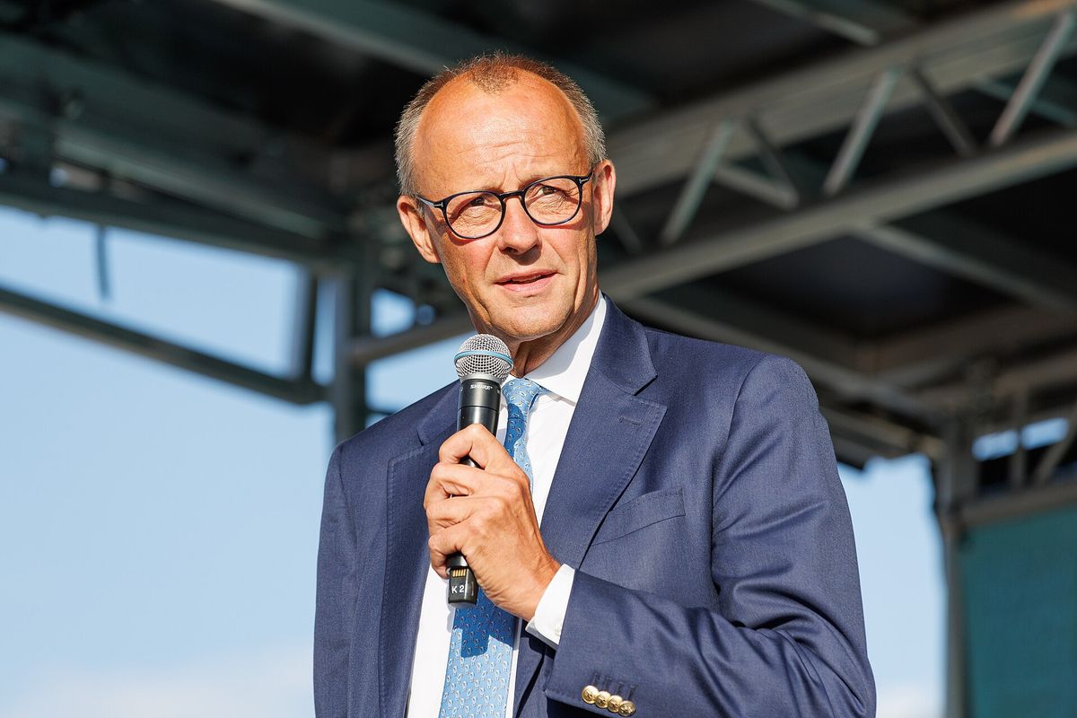 Merz unterstreicht strategische Notwendigkeit erhöhter Rüstungsinvestitionen und analysiert politische Implikationen eines AfD-Wahlsiegs