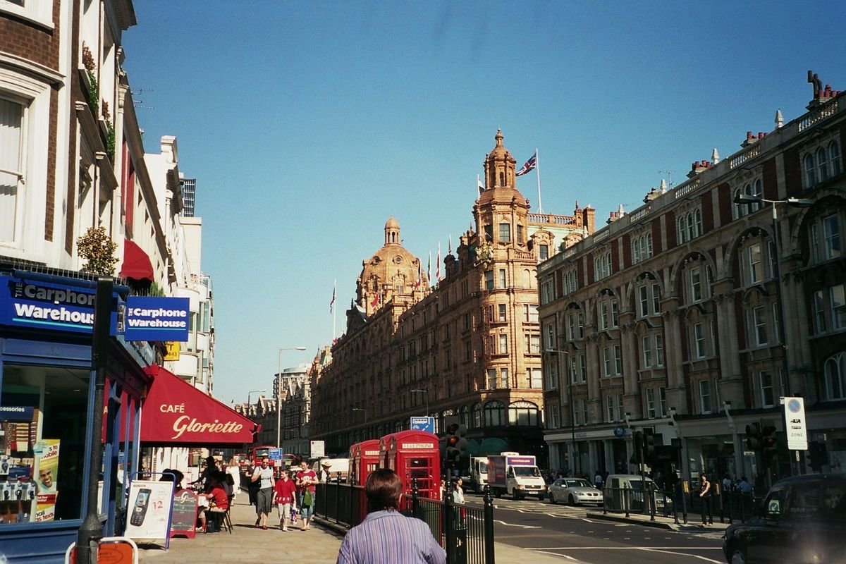 Obdachlosigkeit und ein leeres Luxushaus in London
