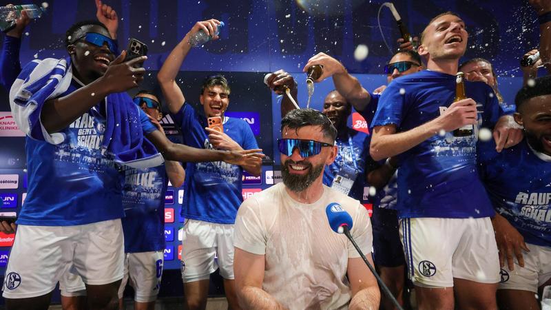 Schalke 04 steigt in die Bundesliga auf